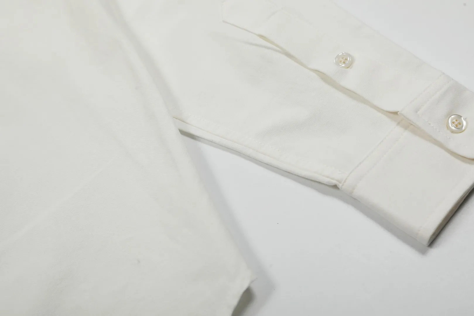 P250 Top quality" Style number: 8086# [Ralph Lauren classic basic evergreen versatile shirt long sleeves for all seasons] ✅Ralph Lauren classic Oxford spun old money style unisex couple shirt long sleeves ✅Top ceiling quality ZP original development. You can compare the real thing with the market version at will. ✅Using the original custom-woven and dyed pure cotton Oxford spinning, strong three-dimensional effect, breathable and anti-wrinkle material, comfortable upper body. ✅Washing treatment, tight and soft texture, full and exquisite embroidery. Excellent sense of quality ✅Simple and versatile, perfect for lazy people to wear. This is the charm of shirts. Basic and classic. ✅The upper body looks much better than the real thing. It can be worn alone or worn in all seasons. It is highly recommended for couples. Size: S-XL. Color: Navy blue, white, pink, light blue, khaki, charcoal gray.